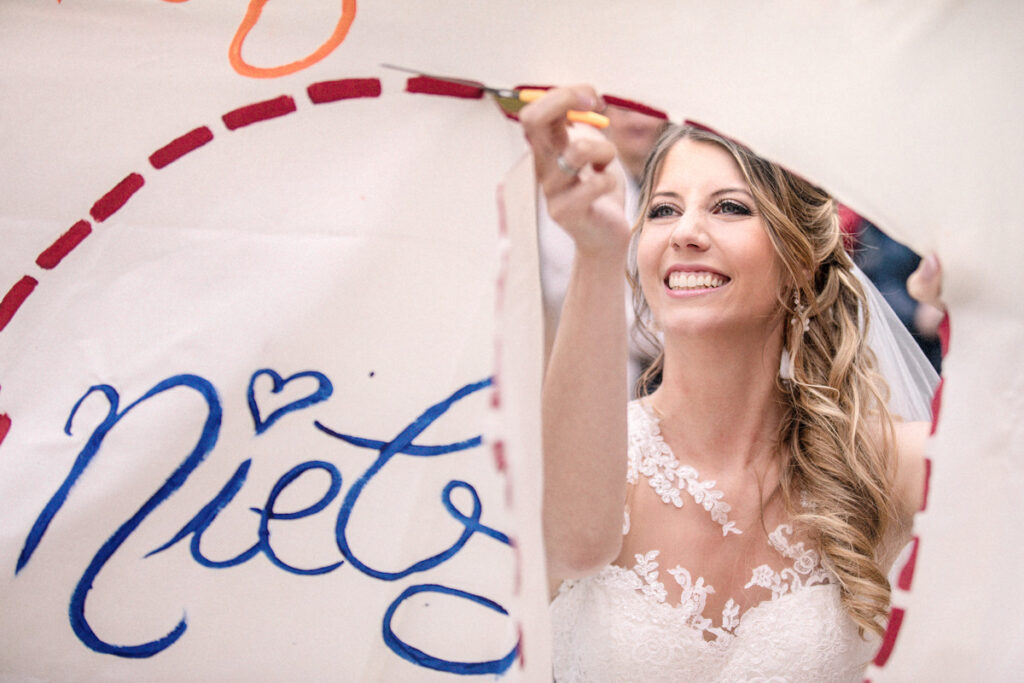 Herz ausschneiden: kreative Fotoidee für tolle Hochzeitsfotos