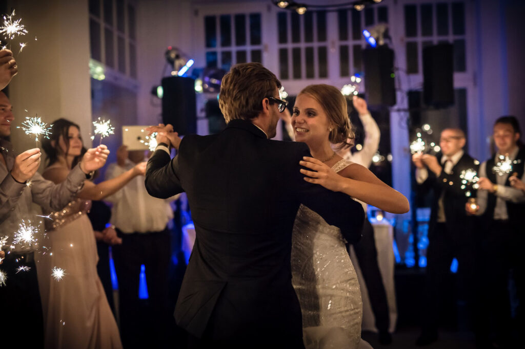 romantisches Motiv: Brautpaar beim Tanz, umringt von brennenden Wunderkerzen